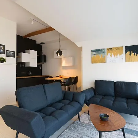 Daire Bright Attic Flat In The Centre