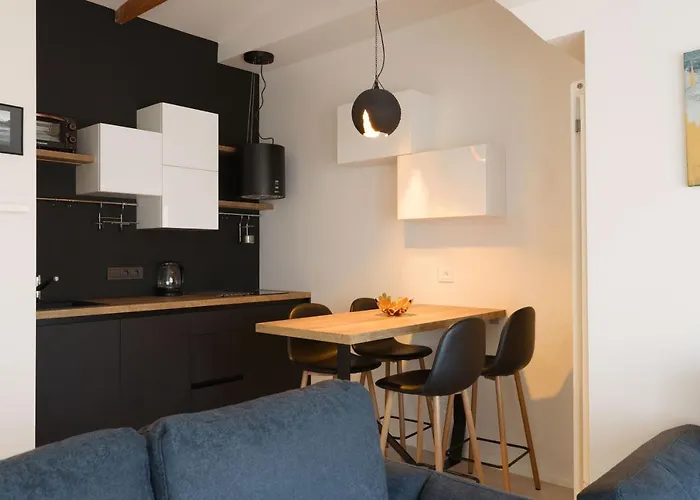 Bright Attic Flat In The Centre