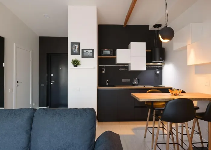 Bright Attic Flat In The Centre